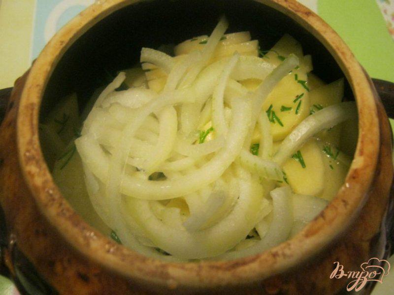 Фото приготовление рецепта: Картофель со сметаной в горшочке шаг №5