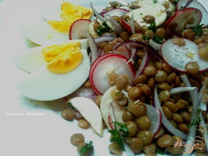 Фото приготовление рецепта: Салат из желтой чечевицы, редиса и грибов шаг №5