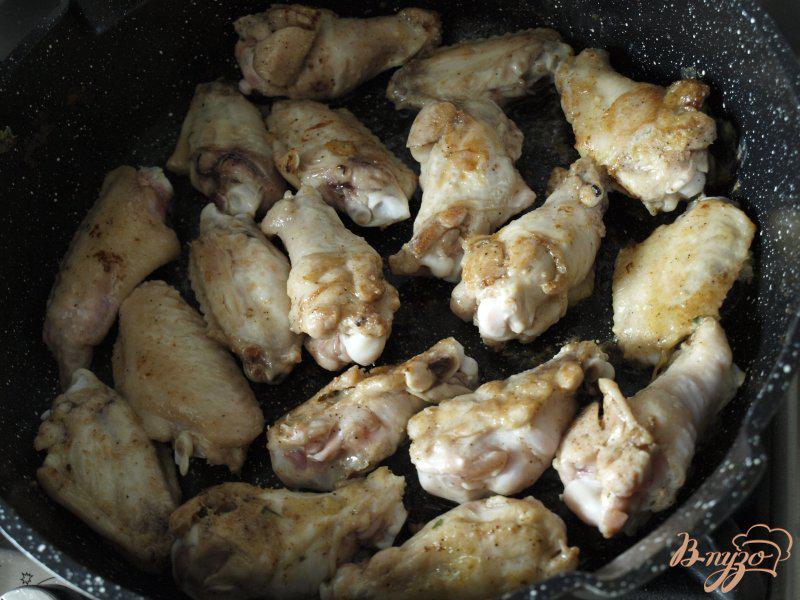 Фото приготовление рецепта: Куриные крылышки запечённые с картофелем и помидорами шаг №3