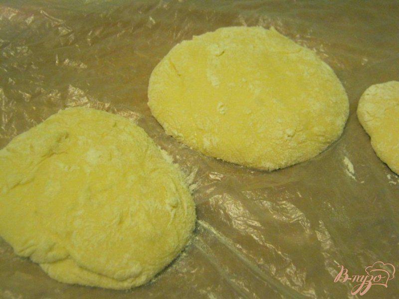 Фото приготовление рецепта: Жареные пирожки с яблоками на кефирном тесте шаг №4