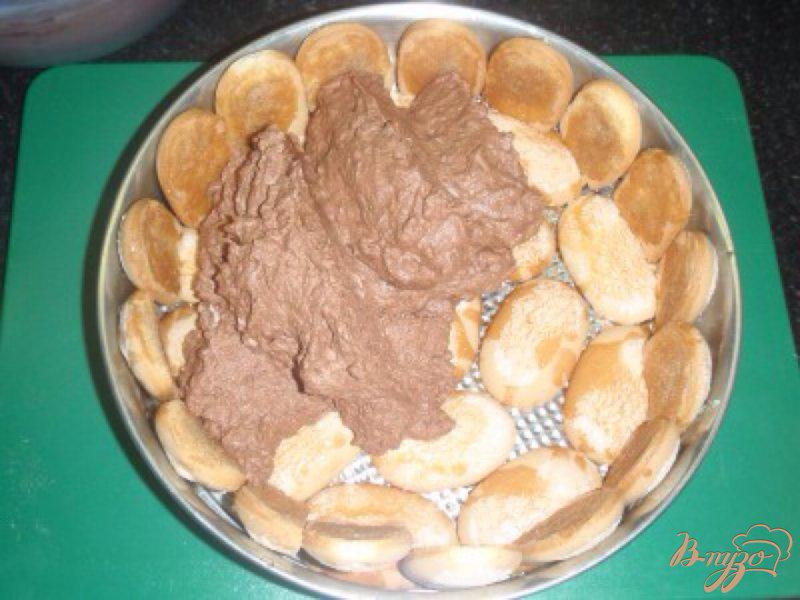 Фото приготовление рецепта: Торт с шоколадным муссом и карамелизироваными орехами шаг №6