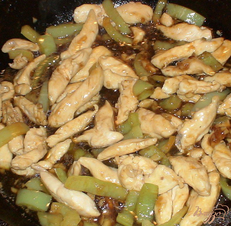 Фото приготовление рецепта: Куриное филе по-китайски с рисом шаг №7