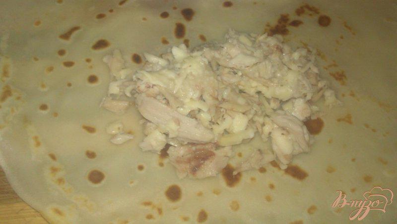 Фото приготовление рецепта: Блинчики с курицей и сыром шаг №5