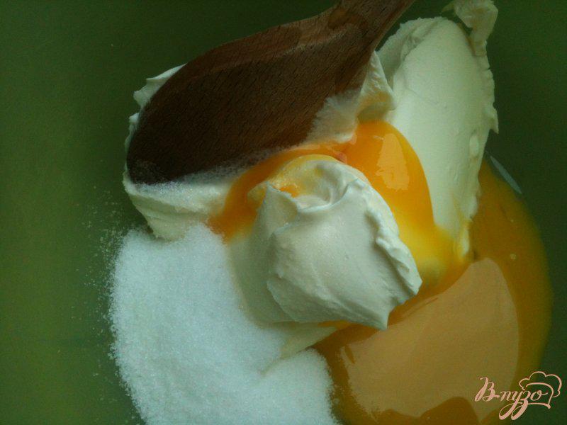 Фото приготовление рецепта: Сливовый десерт с сыром маскарпоне шаг №4
