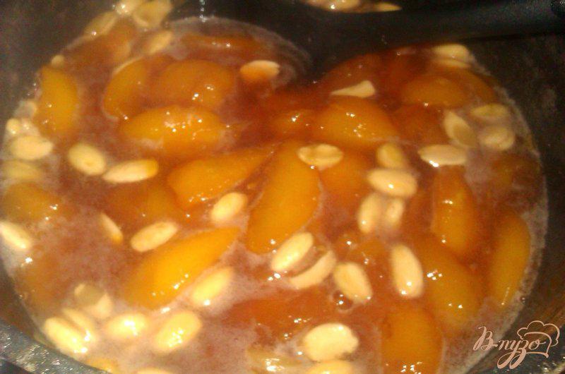 Фото приготовление рецепта: Персиковое варенье с миндалем шаг №5