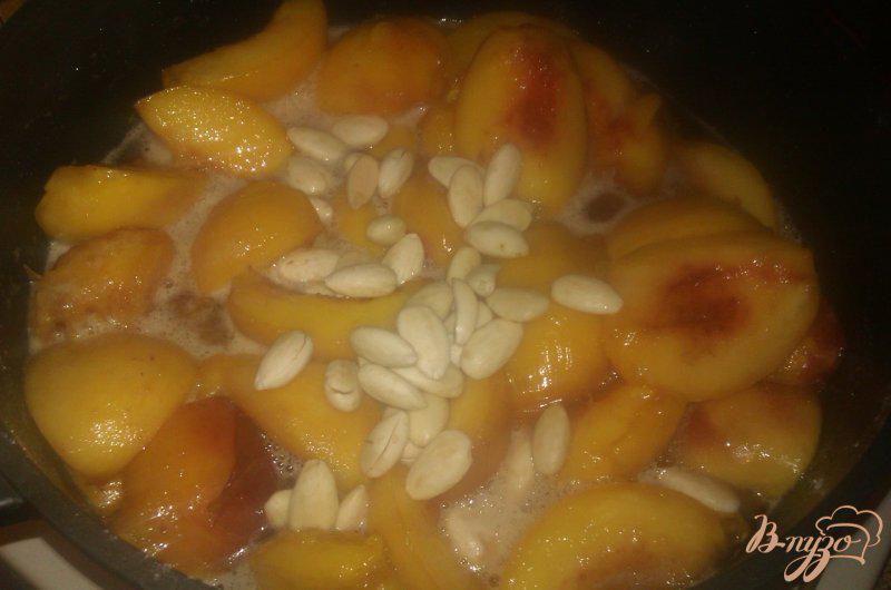 Фото приготовление рецепта: Персиковое варенье с миндалем шаг №4
