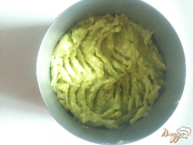 Фото приготовление рецепта: Закуска из авокадо с крабами шаг №5