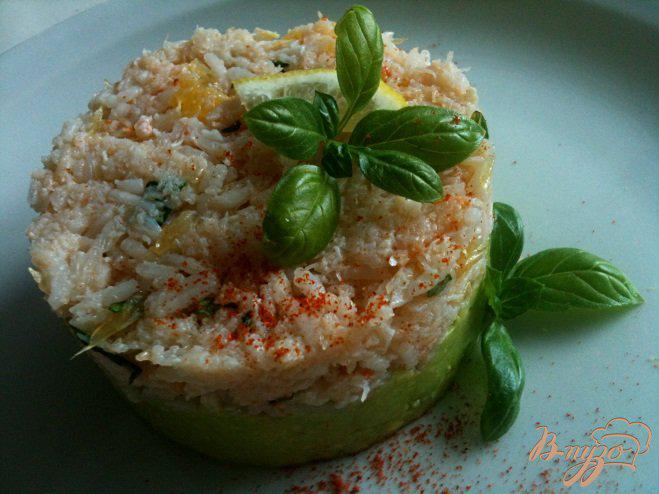 Фото приготовление рецепта: Закуска из авокадо с крабами шаг №7