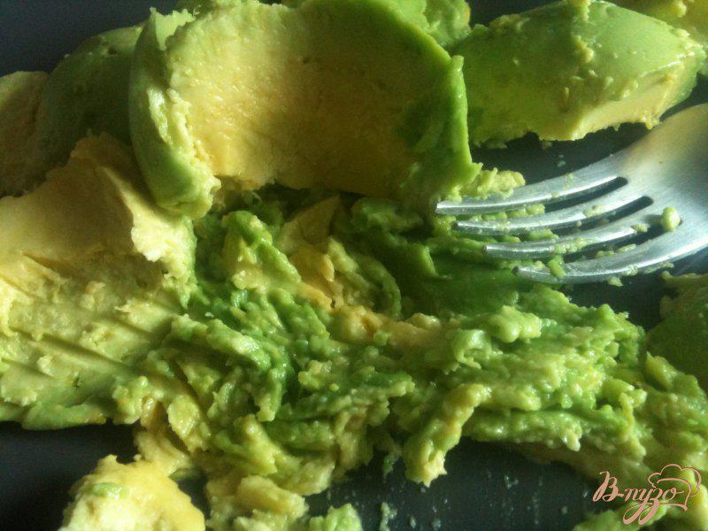 Фото приготовление рецепта: Закуска из авокадо с крабами шаг №4