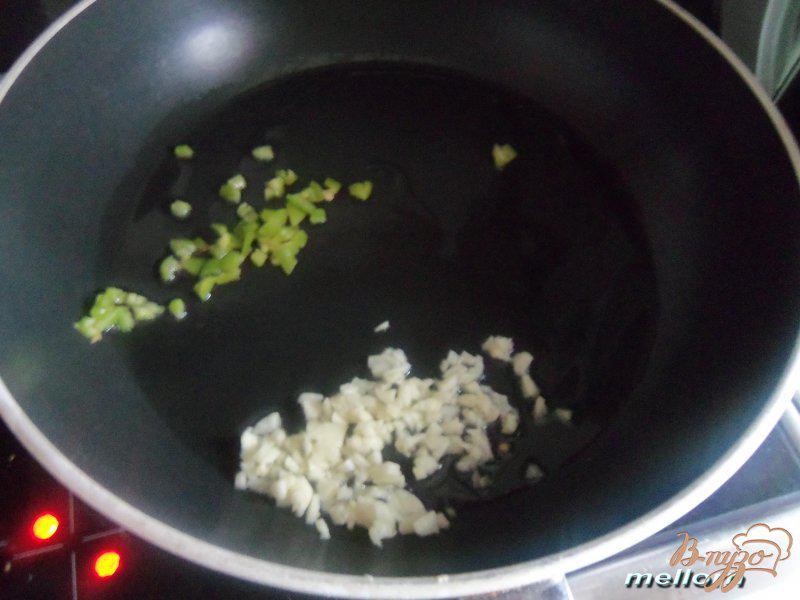 Фото приготовление рецепта: Рулеты из баклажан со спагетти и сыром шаг №2