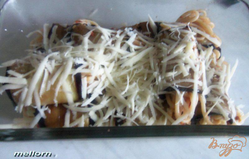 Фото приготовление рецепта: Рулеты из баклажан со спагетти и сыром шаг №6