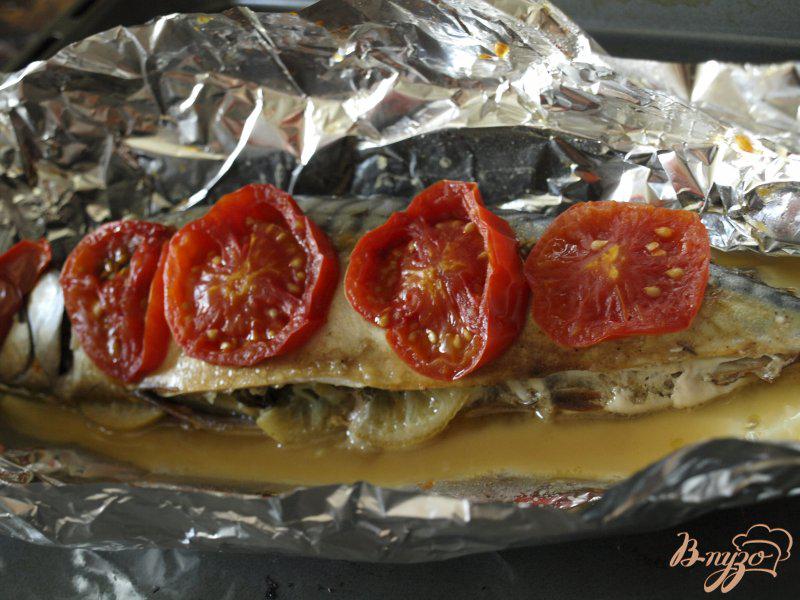 Фото приготовление рецепта: Скумбрия запечённая в фольге с помидорами и зеленью шаг №5