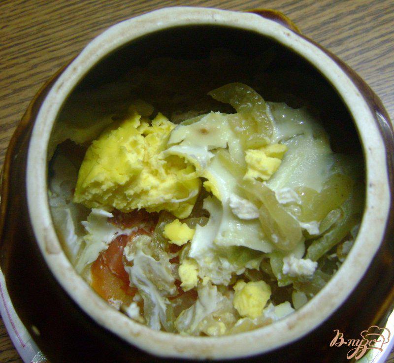 Фото приготовление рецепта: Яйца с овощами в горшочках шаг №7
