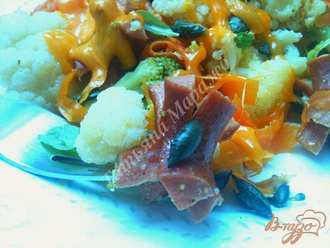 Фото приготовление рецепта: Теплый овощной салат с копчеными сосисками шаг №6