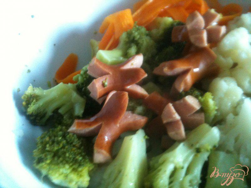 Фото приготовление рецепта: Теплый овощной салат с копчеными сосисками шаг №4