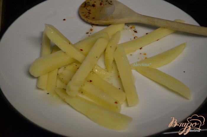 Фото приготовление рецепта: Хрустящий тонкий картофель из духовки шаг №3