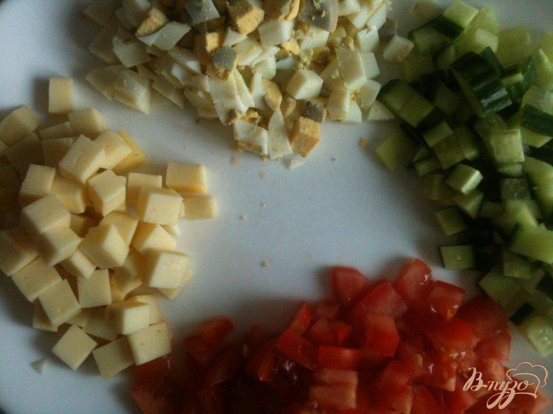 Фото приготовление рецепта: Овощной салат с  хрустящим беконом шаг №2
