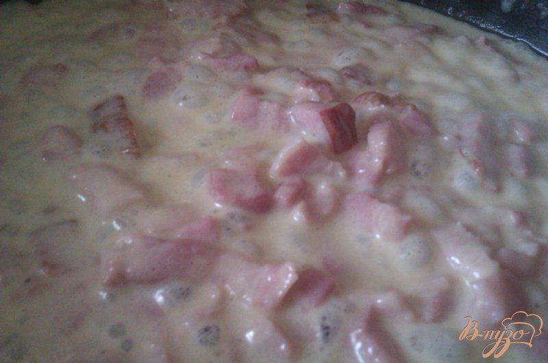 Фото приготовление рецепта: Фетучини с грудинкой в сливочном соусе шаг №6