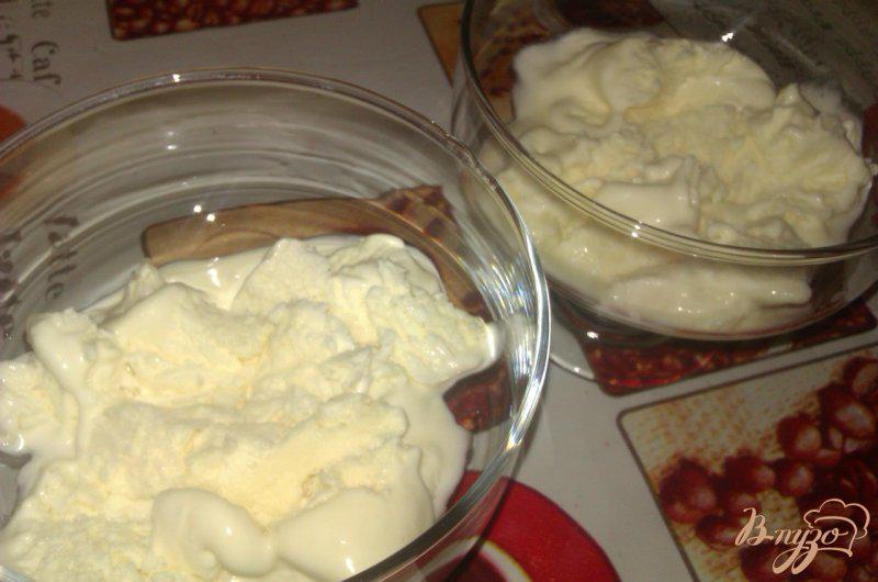 Фото приготовление рецепта: Банановый десерт с мороженым и печеньем шаг №2