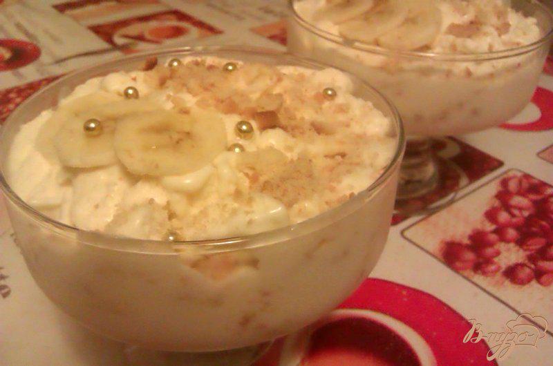 Фото приготовление рецепта: Банановый десерт с мороженым и печеньем шаг №7