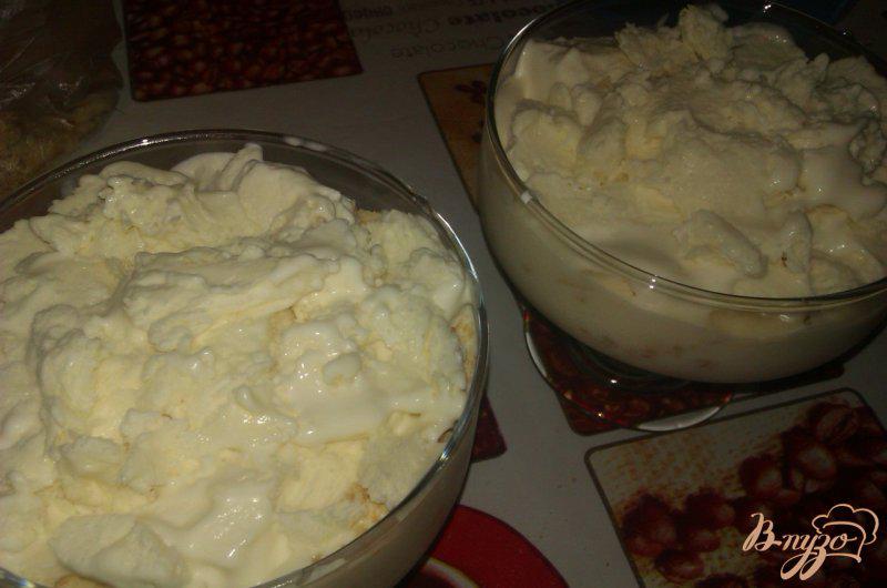 Фото приготовление рецепта: Банановый десерт с мороженым и печеньем шаг №6