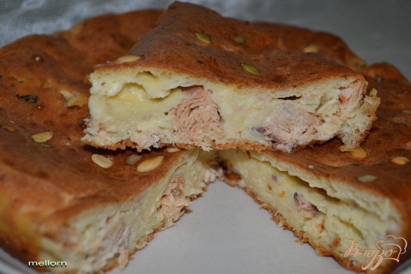 Фото приготовление рецепта: Пирог с консервированной рыбой и сыром шаг №7
