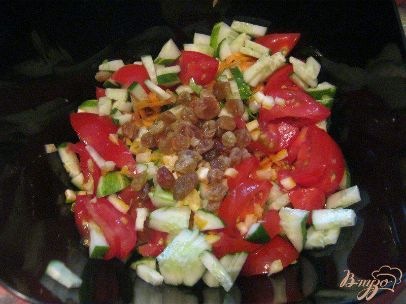Фото приготовление рецепта: Салат с изюмом и йогуртом шаг №2