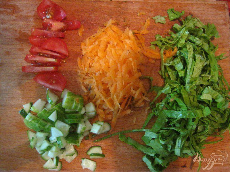 Фото приготовление рецепта: Салат с изюмом и йогуртом шаг №1