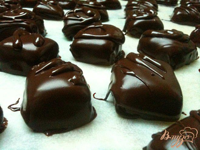 Фото приготовление рецепта: Конфеты из мягкой карамели в шоколаде шаг №8