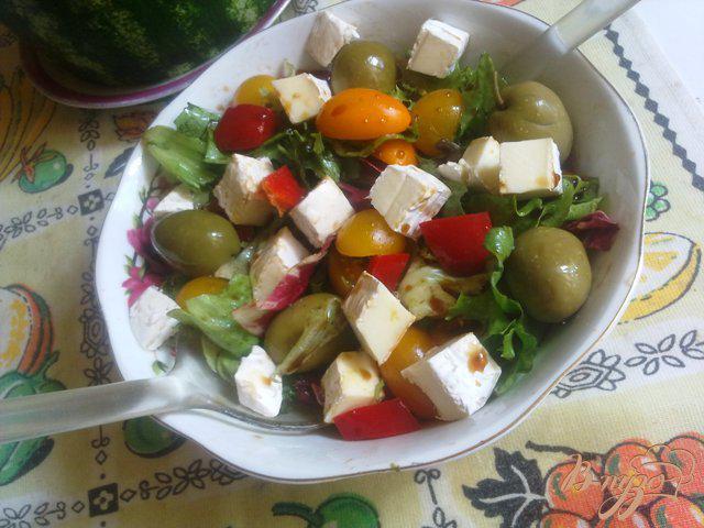 Фото приготовление рецепта: Овощной салат с камамбером шаг №7
