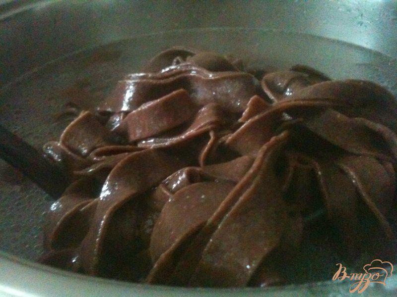 Фото приготовление рецепта: Шоколадная лапша с апельсиновой цедрой шаг №7