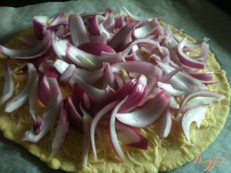 Фото приготовление рецепта: Закусочный тарт с маринованным луком шаг №6