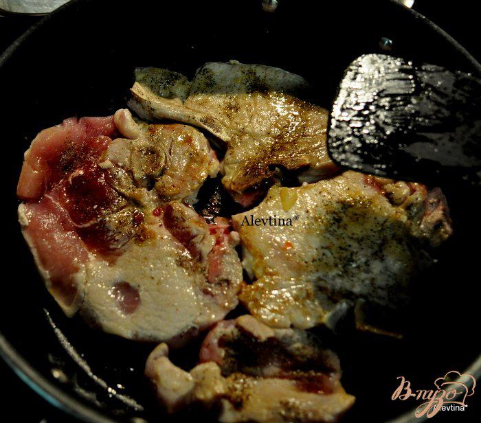 Фото приготовление рецепта: Свиные отбивные с овощным соусом шаг №2