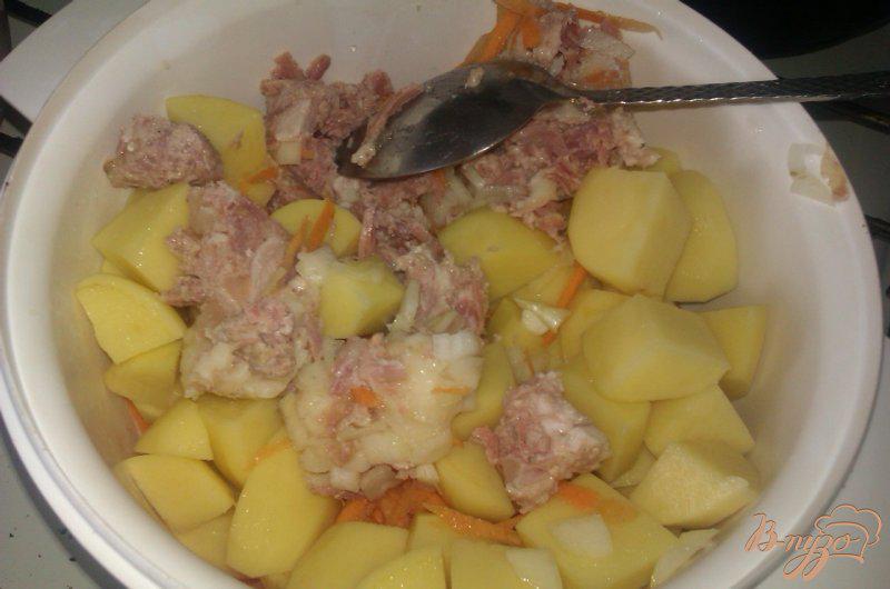 Фото приготовление рецепта: Картофель с тушенкой в горшочках шаг №4