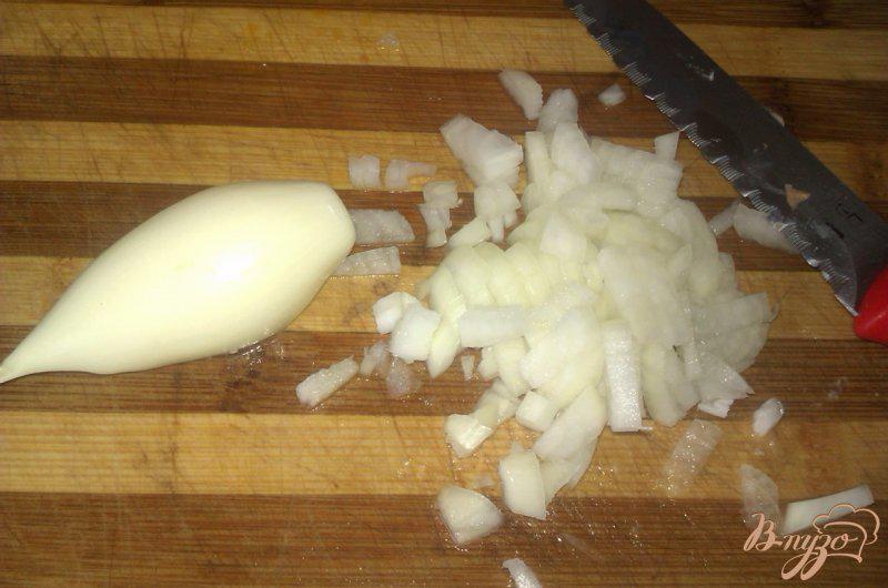 Фото приготовление рецепта: Картофель с тушенкой в горшочках шаг №2