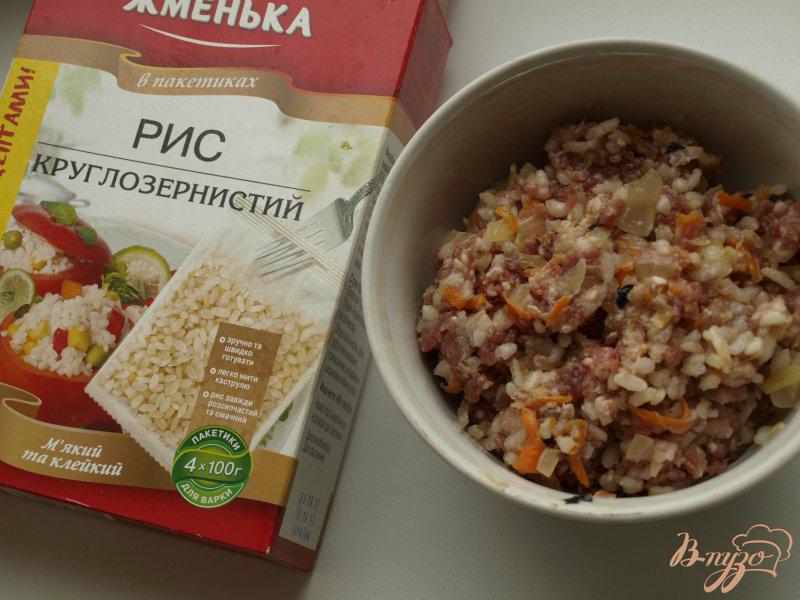 Фото приготовление рецепта: Мясные тефтели с рисом в томатном соусе шаг №3