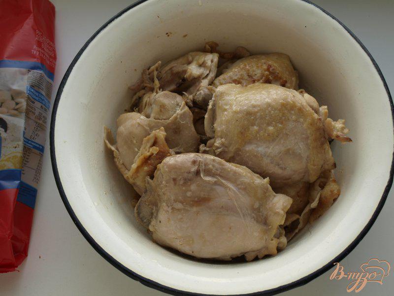 Фото приготовление рецепта: Плов с курицей в булочке шаг №2