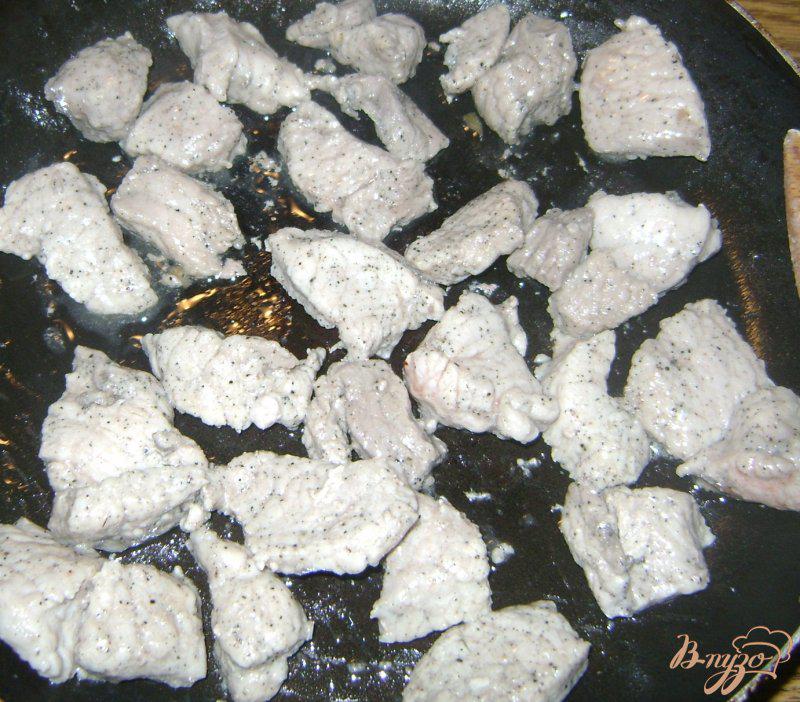 Фото приготовление рецепта: Жаркое с грибами и свининой в горшочках шаг №3