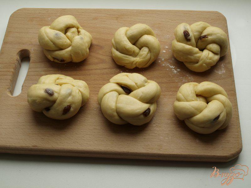 Фото приготовление рецепта: Венские булочки с изюмом шаг №5