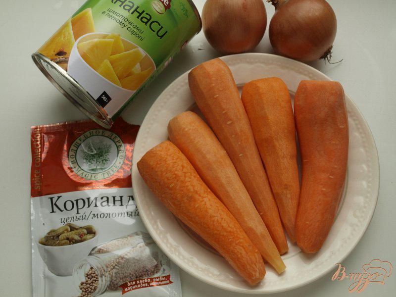 Фото приготовление рецепта: Морковно-ананасовый суп-пюре с карри шаг №1