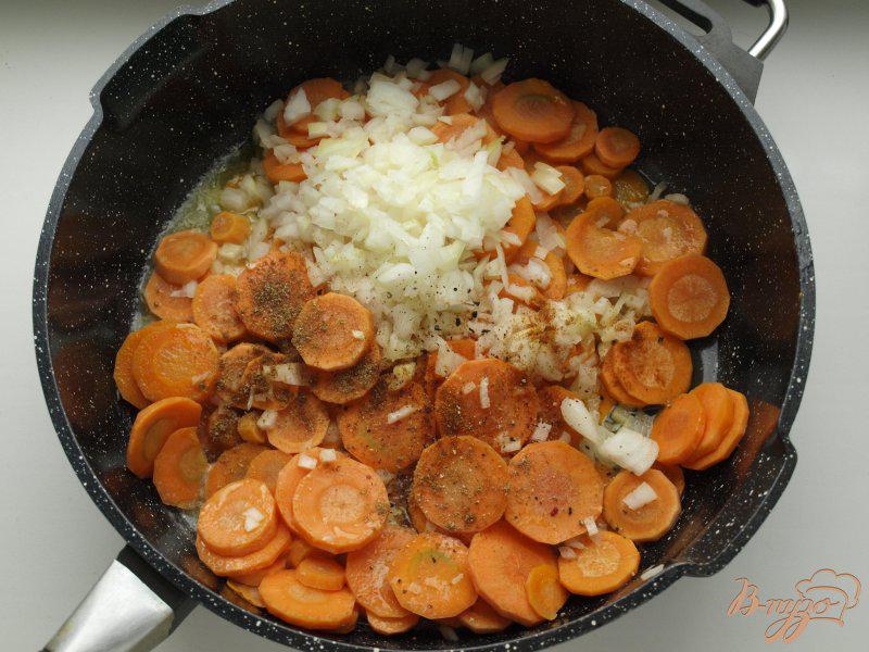 Фото приготовление рецепта: Морковно-ананасовый суп-пюре с карри шаг №3