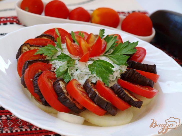 Фото приготовление рецепта: Закуска из баклажан и помидоров со сметанной заправкой шаг №4