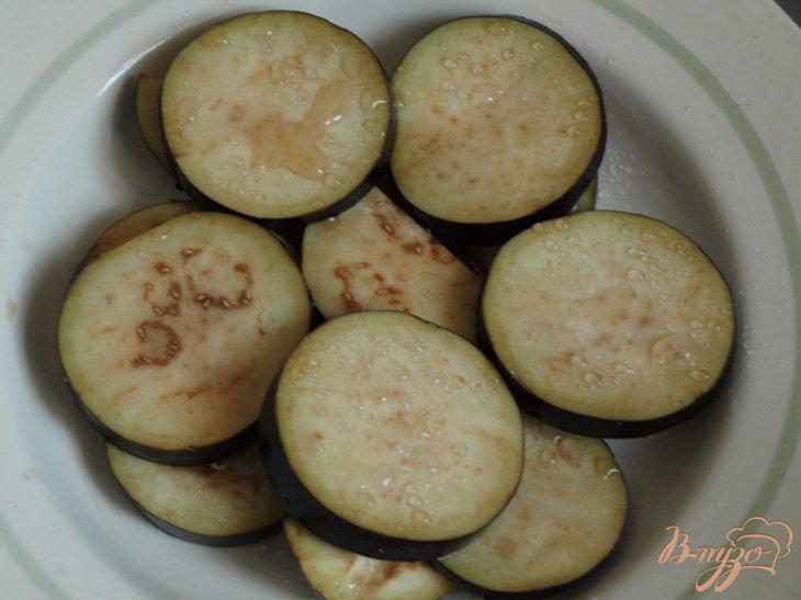 Фото приготовление рецепта: Закуска из баклажан и помидоров со сметанной заправкой шаг №2
