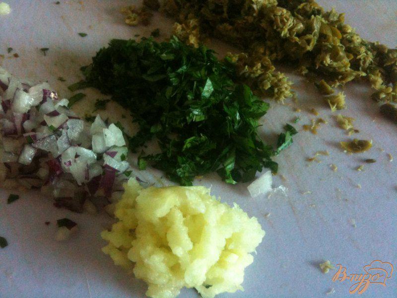 Фото приготовление рецепта: Салат из брокколи с редисом (+ салатная заправка из каперсов) шаг №5