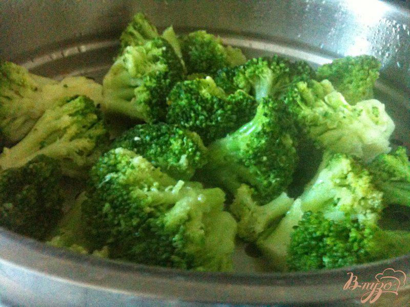 Фото приготовление рецепта: Салат из брокколи с редисом (+ салатная заправка из каперсов) шаг №1