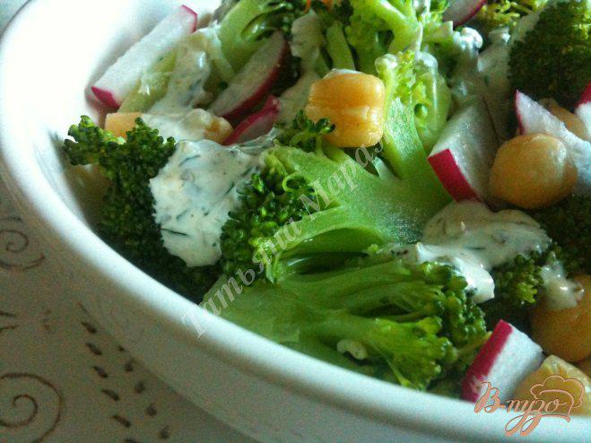 Фото приготовление рецепта: Салат из брокколи с редисом (+ салатная заправка из каперсов) шаг №8