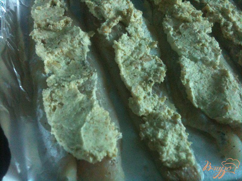 Фото приготовление рецепта: Филе скумбрии под орехово-сырной шапочкой шаг №4