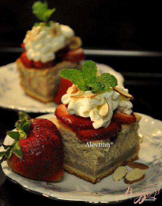 Фото приготовление рецепта: Слоеный торт с клубничной начинкой и кремом «Амаретто» шаг №9