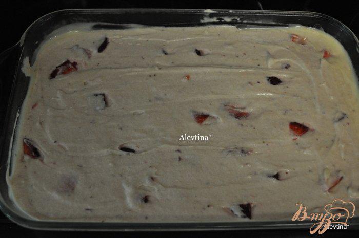 Фото приготовление рецепта: Слоеный торт с клубничной начинкой и кремом «Амаретто» шаг №5
