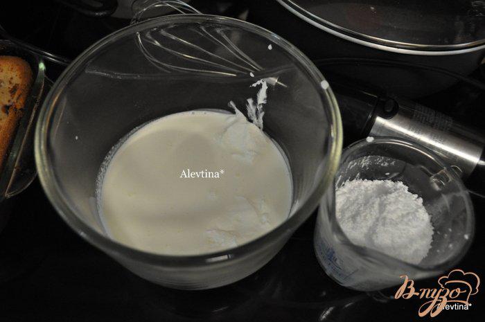 Фото приготовление рецепта: Слоеный торт с клубничной начинкой и кремом «Амаретто» шаг №8